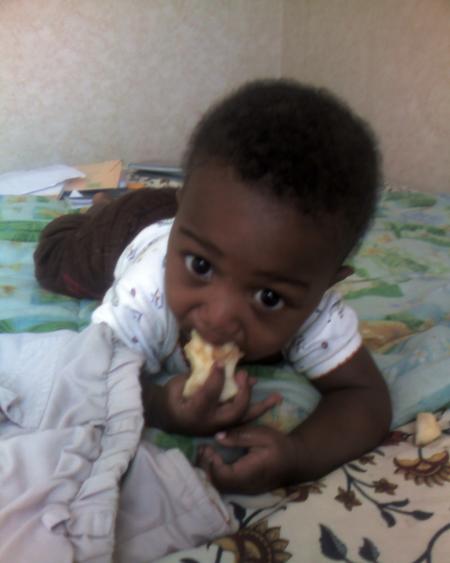 matteo qui mange sa pomme