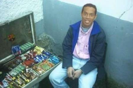 RHONALDINO QUI VEND DES BONBONS